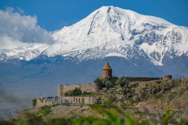Lusarat, Ermenistan - 18 Mayıs 2024: Ararat Dağı 'nın arka planında Khor Virap Manastırı, Ermenistan' ın Lusarat Ovası 'nda yer alan manastır.