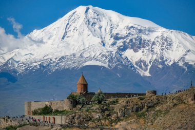 Lusarat, Ermenistan - 18 Mayıs 2024: Ararat Dağı 'nın arka planında Khor Virap Manastırı, Ermenistan' ın Lusarat Ovası 'nda yer alan manastır.