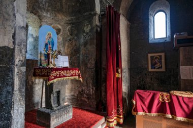 Ashtarak, Ermenistan - 21 Mayıs 2024: Karmravor Kilisesi, Ermenistan 'ın Ashtarak kentindeki Kutsal Meryem Kilisesi olarak da bilinir..