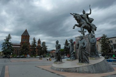 Gyumri, Ermenistan - 25 Mayıs 2024: Ermenistan 'ın merkezindeki Vartanants Meydanı' ndaki Kutsal Kurtarıcı Kilisesi.
