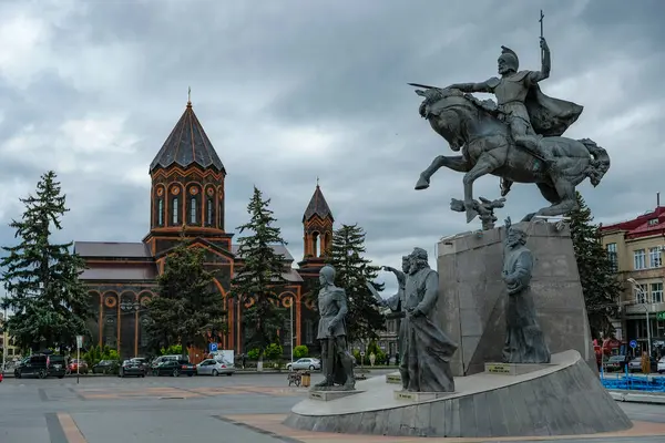 Gyumri, Ermenistan - 25 Mayıs 2024: Ermenistan 'ın merkezindeki Vartanants Meydanı' ndaki Kutsal Kurtarıcı Kilisesi.