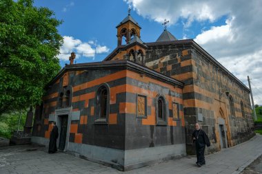 Vanadzor, Ermenistan - 27 Mayıs 2024: Vanadzor, Ermenistan 'daki Kutsal Meryem Ana Kilisesi' nde iki rahip.