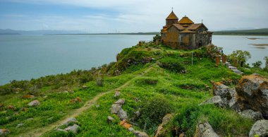 Hayravank, Ermenistan - 30 Mayıs 2024 Hayravank Manastırı Hayravank, Ermenistan 'da Sevan Gölü kıyısında yer alan bir Ermeni manastırı..