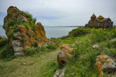 Hayravank, Ermenistan - 30 Mayıs 2024 Hayravank Manastırı Hayravank, Ermenistan 'da Sevan Gölü kıyısında yer alan bir Ermeni manastırı..