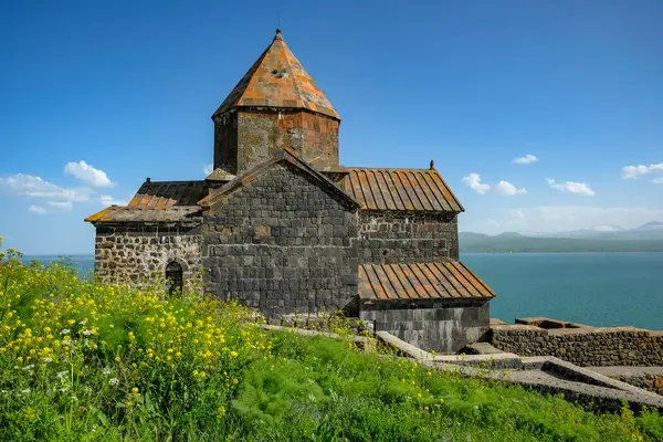 Sevan, Ermenistan - 30 Mayıs 2024 Sevanavank Manastırı Sevan Gölü 'nün kuzey batı kıyısında Sevan Gölü' nde yer alan bir manastır..