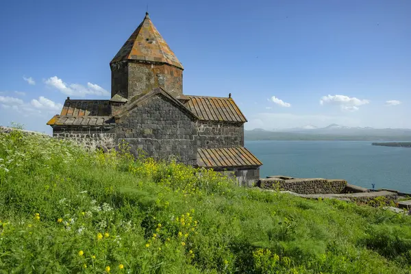 Sevan, Ermenistan - 30 Mayıs 2024 Sevanavank Manastırı Sevan Gölü 'nün kuzey batı kıyısında Sevan Gölü' nde yer alan bir manastır..