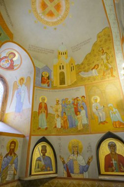 Tiflis, Gürcistan - 7 Haziran 2024: Tiflis, Gürcistan 'da, kısaca Metekhi olarak bilinen Meryem Ana' nın Doğuşu Metekhi Kilisesi 'nin İçi.