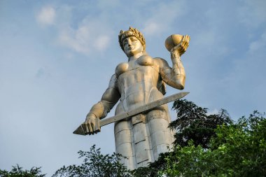 Tiflis, Gürcistan - 8 Haziran 2024: Kartlis Deda veya Tiflis, Gürcistan 'daki Kartli' nin annesi. Gürcü heykeltıraş Elguja Amashukeli 'nin heykeli.