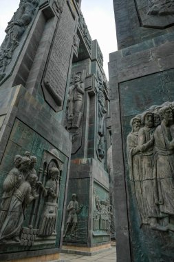 Tiflis, Gürcistan - 8 Haziran 2024: Gürcistan Tarihi Anıtı, 1985 yılında heykeltıraş Zurab Tsereteli tarafından Tiflis, Gürcistan 'da yapılan bir anıttır..