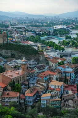 Tiflis, Gürcistan - 9 Haziran 2024: Juma Camii ve Tiflis, Gürcistan 'daki Kura Nehri üzerindeki Barış Köprüsü ile Eski Tiflis' in Görüntüleri.