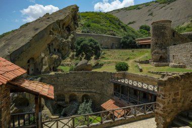 Udabno, Gürcistan - 20 Haziran 2024: David Gareji Gürcistan 'ın Kakheti bölgesinde bulunan bir Gürcü Ortodoks manastırı..