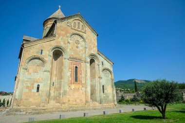 Mtskheta, Gürcistan - 23 Haziran 2024: Svetitskhoveli Katedrali, Gürcistan 'ın tarihi Mtskheta kentinde yer alan bir Ortodoks Hıristiyan katedralidir.