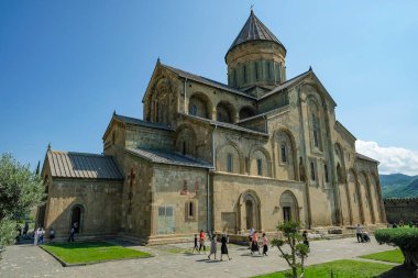 Mtskheta, Gürcistan - 23 Haziran 2024: Svetitskhoveli Katedrali 'ni ziyaret edenler, Gürcistan' ın tarihi kenti Mtskheta 'da yer alan bir Ortodoks Hıristiyan katedralidir.