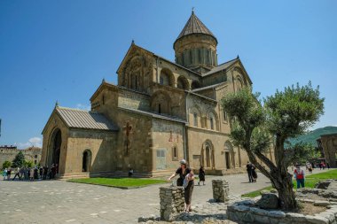 Mtskheta, Gürcistan - 23 Haziran 2024: Svetitskhoveli Katedrali 'ni ziyaret edenler, Gürcistan' ın tarihi kenti Mtskheta 'da yer alan bir Ortodoks Hıristiyan katedralidir.