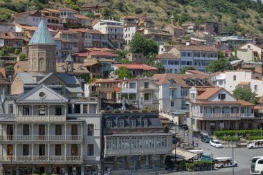 Tiflis, Gürcistan - 24 Haziran 2024: Tiflis, Gürcistan 'daki Aziz George Katedrali ile Eski Tiflis manzaraları.
