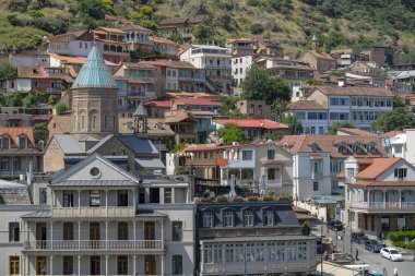 Tiflis, Gürcistan - 24 Haziran 2024: Tiflis, Gürcistan 'daki Aziz George Katedrali ile Eski Tiflis manzaraları.