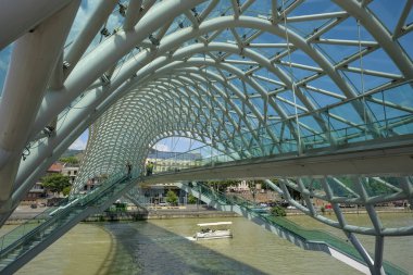 Tiflis, Gürcistan - 24 Haziran 2024: Tiflis, Gürcistan 'daki Barış Köprüsü Görüntüleri.