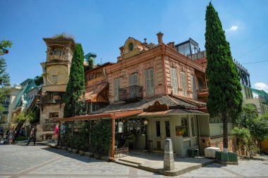 Tiflis, Gürcistan - 24 Haziran 2024: Kukla ustası Rezo Gabriadze tarafından 2010 yılında Gürcistan 'ın Tiflis kentindeki tiyatrosunun yenilenmesi sırasında inşa edilen Saat Kulesi.