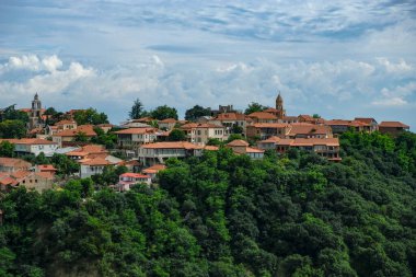 Sighnaghi, Gürcistan - 26 Haziran 2024: Gürcistan 'ın Kakheti bölgesindeki Sighnaghi köyünün manzarası.