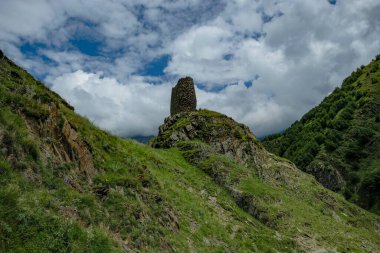 Stepantsminda, Gürcistan - 30 Haziran 2024: Gürcistan 'ın Stepantsminda kentindeki Kazbek Dağı' ndaki Gergeti Kulesi 'nin kalıntıları ile manzara.