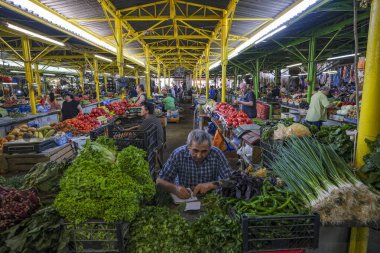 Kutaisi, Gürcistan - 5 Temmuz 2024: Kutaisi, Georgia 'daki Yeşil Pazar' da sebze satıcıları.