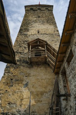 Mestia, Gürcistan - 10 Temmuz 2024: Ortaçağ Svan Kulesi Mestia, Gürcistan 'da geleneksel bir yerleşim yeri.