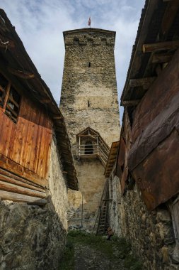 Mestia, Gürcistan - 10 Temmuz 2024: Ortaçağ Svan Kulesi Mestia, Gürcistan 'da geleneksel bir yerleşim yeri.