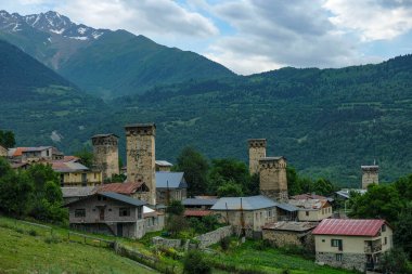 Mestia, Gürcistan - 10 Temmuz 2024: Orta Çağ Svan Kuleleri, Gürcistan 'ın Mestia kentinde geleneksel bir yerleşim yeridir..