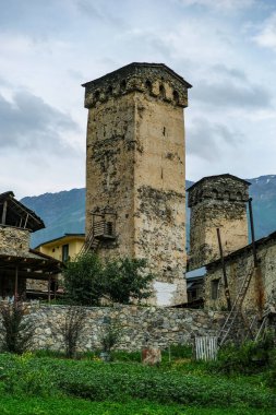 Mestia, Gürcistan - 10 Temmuz 2024: Orta Çağ Svan Kuleleri, Gürcistan 'ın Mestia kentinde geleneksel bir yerleşim yeridir..