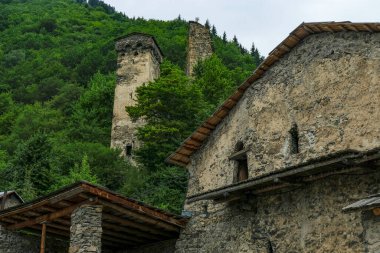 Mestia, Gürcistan - 10 Temmuz 2024: Ortaçağ Svan Kulesi Mestia, Gürcistan 'da geleneksel bir yerleşim yeri.