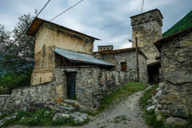 Mestia, Georgia - 10 Temmuz 2024: Laghami Kilisesi, Mestia, Georgia 'daki bir ortaçağ Svan kulesinin yanında..
