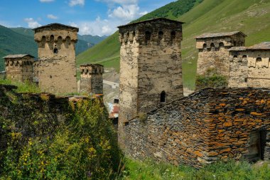 Ushguli, Gürcistan - 11 Temmuz 2024: Ortaçağ Svan Kuleleri Gürcistan 'ın Ushguli kentinde geleneksel bir yerleşim yeridir.