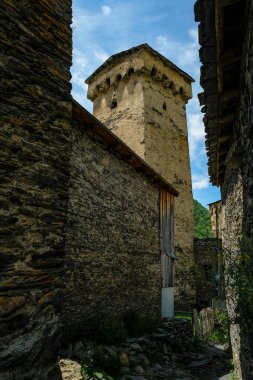 Ushguli, Gürcistan - 11 Temmuz 2024: Ortaçağ Svan Kulesi Gürcistan 'ın Ushguli kentinde geleneksel bir yerleşim yeri.