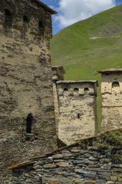 Ushguli, Gürcistan - 11 Temmuz 2024: Ortaçağ Svan Kuleleri Gürcistan 'ın Ushguli kentinde geleneksel bir yerleşim yeridir.
