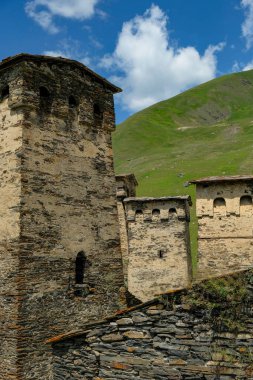 Ushguli, Gürcistan - 11 Temmuz 2024: Ortaçağ Svan Kuleleri Gürcistan 'ın Ushguli kentinde geleneksel bir yerleşim yeridir.