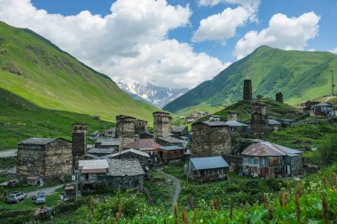 Ushguli, Gürcistan - 11 Temmuz 2024: Ushguli 'nin Orta Çağ Svan Kuleleri ile görüşleri, Gürcistan' ın Svaneti kentindeki geleneksel güçlendirilmiş konutlardır..