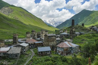 Ushguli, Gürcistan - 11 Temmuz 2024: Ushguli 'nin Orta Çağ Svan Kuleleri ile görüşleri, Gürcistan' ın Svaneti kentindeki geleneksel güçlendirilmiş konutlardır..