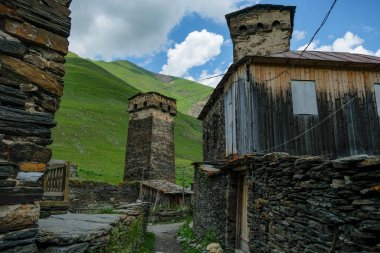 Ushguli, Gürcistan - 11 Temmuz 2024: Ortaçağ Svan Kuleleri Gürcistan 'ın Ushguli kentinde geleneksel bir yerleşim yeridir.
