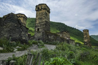 Ushguli, Gürcistan - 11 Temmuz 2024: Ushguli 'nin Orta Çağ Svan Kuleleri ile görüşleri, Gürcistan' ın Svaneti kentindeki geleneksel güçlendirilmiş konutlardır..