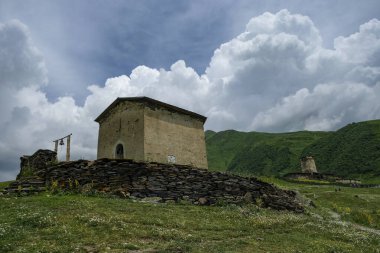 Ushguli, Gürcistan - 11 Temmuz 2024: Aziz George Kilisesi ve Ushguli Kilisesi, halk arasında Ushguli, Gürcistan 'daki Lamaria Kilisesi olarak bilinir..
