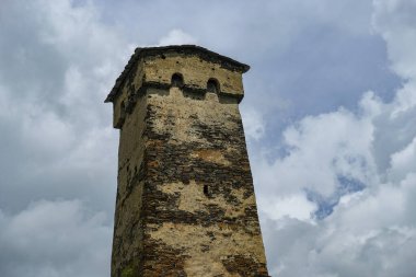 Ushguli, Gürcistan - 11 Temmuz 2024: Ortaçağ Svan Kulesi Gürcistan 'ın Ushguli kentinde geleneksel bir yerleşim yeri.