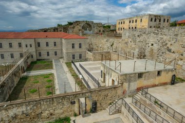 Sinop, Türkiye - 31 Temmuz 2024: Sinop Kalesi Cezaevi Türkiye 'deki Sinop Kalesi içinde bulunan ülkenin en eski hapishanelerinden biri.