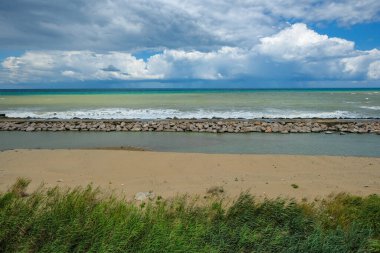 Sinop, Türkiye - 31 Temmuz 2024: Sinop, Türkiye 'deki Kumkapı plajı manzarası.