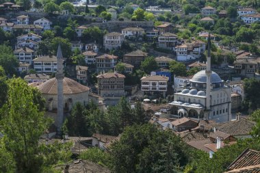 Safranbolu, Türkiye - 4 Ağustos 2024: Türkiye 'nin Safranbolu kentindeki geleneksel evlerin manzarası.