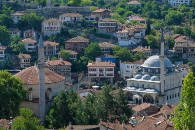 Safranbolu, Türkiye - 4 Ağustos 2024: Türkiye 'nin Safranbolu kentindeki geleneksel evlerin manzarası.