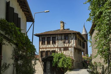 Safranbolu, Türkiye - 4 Ağustos 2024: Türkiye 'nin Safranbolu kentindeki geleneksel evlerin manzarası.