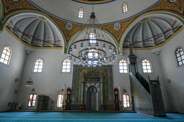 Safranbolu, Türkiye - 4 Ağustos 2024: Türkiye 'nin Safranbolu kentindeki Koprulu Mehmet Paşa Camii' nin İçi.