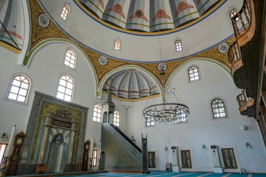 Safranbolu, Türkiye - 4 Ağustos 2024: Türkiye 'nin Safranbolu kentindeki Koprulu Mehmet Paşa Camii' nin İçi.