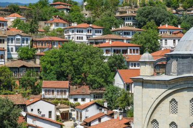 Safranbolu, Türkiye - 4 Ağustos 2024: Türkiye 'nin Safranbolu kentindeki geleneksel evlerin manzarası.