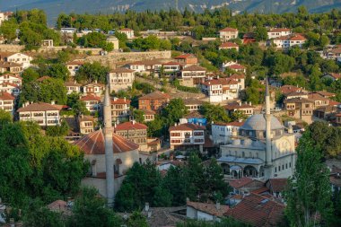 Safranbolu, Türkiye - 5 Ağustos 2024: Türkiye 'nin Safranbolu kentindeki geleneksel evlerin manzarası.